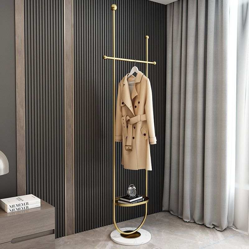    Porte manteau dore sur pied en U chambre
