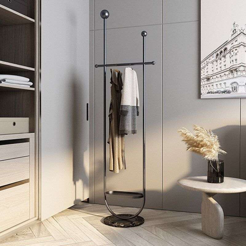 Porte manteau sur pied noir en U chambre